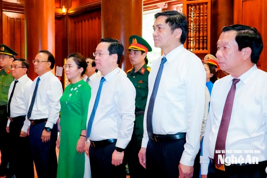Lãnh đạo tỉnh Nghệ An dâng hoa, dâng hương tưởng niệm Chủ tịch Hồ Chí Minh và các Anh hùng liệt sĩ