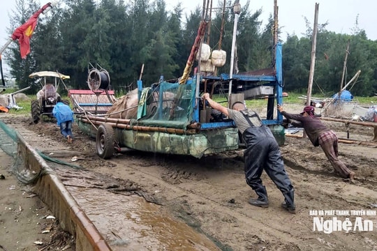 Ngư dân Nghệ An cấp tập kéo bè mảng lên bờ tránh bão số 3