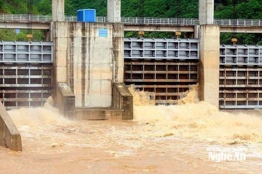 Lần lượt hồ chứa thủy điện Bản Ang, Châu Thắng xả nước vào đêm 21, rạng sáng 22/7