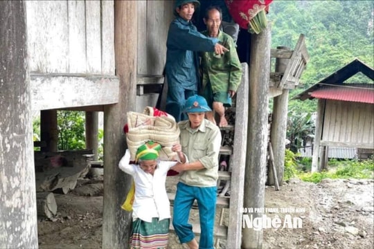 Xã biên giới ở Nghệ An di dời khẩn cấp 19 hộ dân do nguy cơ sạt lở núi