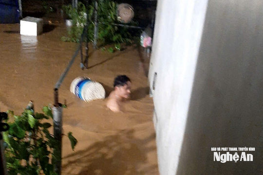 Lũ lên quá nhanh, Mường Xén (Nghệ An) chìm trong biển nước, nhiều nơi ngập đến cổ người lớn, người dân chạy lũ trong đêm