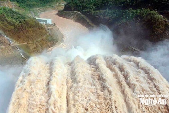 Từ 15 giờ 30 phút chiều nay (23/8), Công ty Thủy điện Bản Vẽ vận hành hạ mực nước hồ để đón lũ