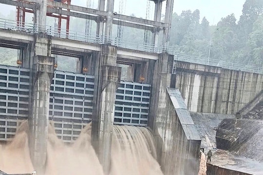 Nghệ An: Tăng lưu lượng xả hồ chứa thủy điện Châu Thôn (xã Mường Quàng) từ 18h ngày 22/7