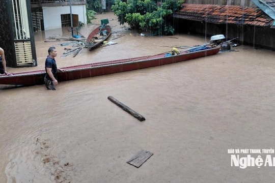 7 bản ở xã biên giới Mỹ Lý (Nghệ An) có gần 20 nhà sàn bị ngập đến mái, người dân chạy lũ trong mưa lớn