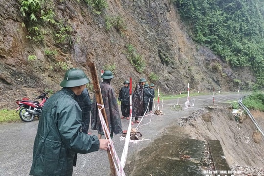 Bộ đội Biên phòng Nghệ An huy động lực lượng, di dời khẩn cấp người dân vùng sạt lở ở xã Nhôn Mai đến nơi an toàn