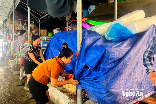 Tiểu thương khu chợ lớn nhất Nghệ An cấp tập kê cao hàng hóa tránh ngập lụt