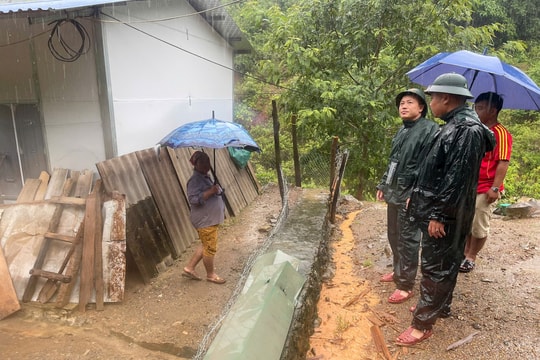 Đá rơi do sạt lở núi trong mưa lũ, cán bộ và người dân các xã Mường Xén, Mường Típ (Nghệ An) may mắn thoát nạn trong gang tấc