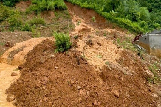 Cảnh báo lũ và sạt lở đất ở Nghệ An