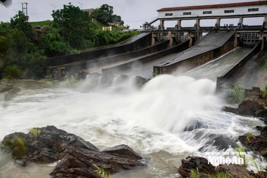 Hồ thủy lợi lớn nhất ở Nghệ An xả tràn ứng phó với hoàn lưu bão số 3
