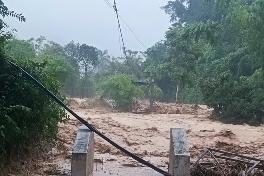 Nghệ An: Mưa lớn gây lũ quét, cuốn phăng cầu dân sinh 650 triệu đồng ở xã Nhôn Mai