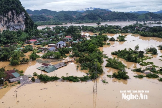 Lũ lớn bao vây, chia cắt xã Con Cuông, nhiều hộ dân bị ngập, mất trắng tài sản