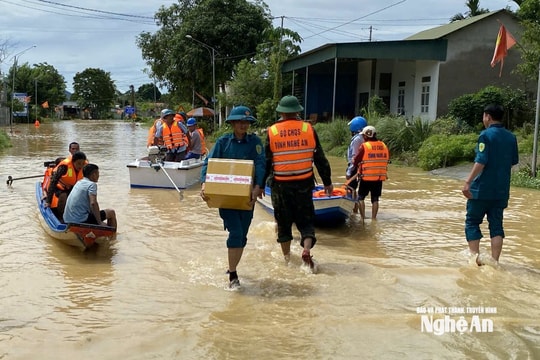 Quân khu 4 điều động gần 1.000 cán bộ, chiến sĩ nhanh chóng giúp dân khắc phục hậu quả mưa lũ
