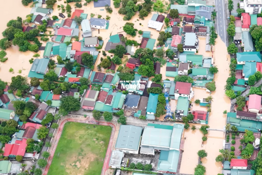 Video: Hàng trăm ngôi nhà ở xã Tương Dương (Nghệ An) chìm trong biển nước