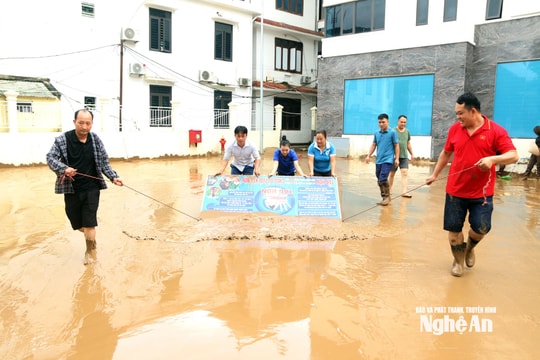 Người dân Mường Xén (Nghệ An) phá cửa vào nhà, vớt vát tài sản bị ngập vùi sau lũ