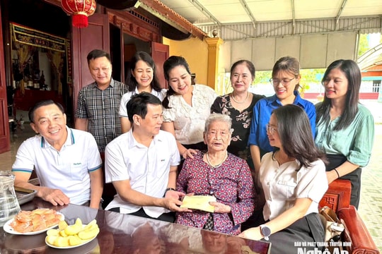 Báo và Phát thanh, Truyền hình Nghệ An thăm, tặng quà 2 Mẹ Việt Nam anh hùng