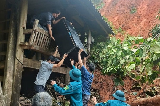 Nỗ lực hỗ trợ người dân bản Mông xã Tri Lễ khắc phục hậu quả lũ lụt