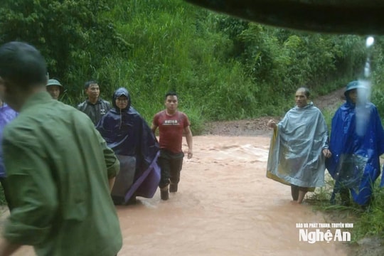 12 tiếng xuyên đêm tìm kiếm nạn nhân bị lũ cuốn tại xã Nậm Cắn (Nghệ An)