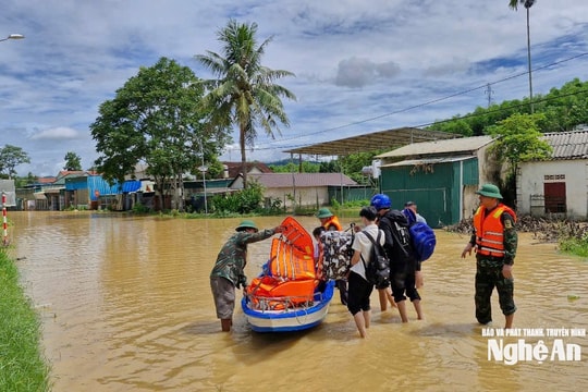 Nước lũ dâng cao, Quốc lộ 48 tiếp tục bị chia cắt sau hoàn lưu bão số 3