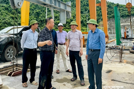 Chairman of the Provincial People's Committee Le Hong Vinh inspects and directs flood response efforts in western Nghe An