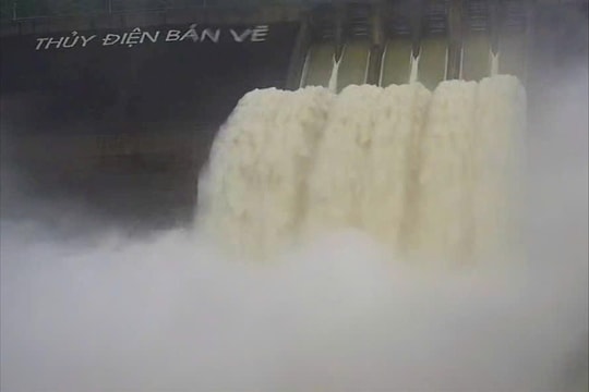 Cận cảnh Thuỷ điện Bản Vẽ tiếp tục điều tiết lũ vào sáng 23/7