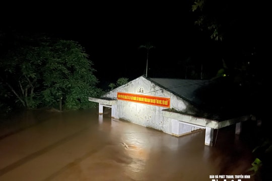 Mưa lũ chia cắt nhiều đồn biên phòng và xã biên giới Nghệ An, lực lượng bộ đội căng mình giúp dân khắc phục hậu quả