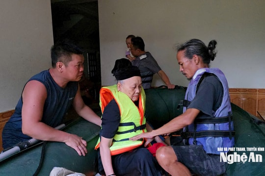 Đội thiện nguyện dùng xuồng cao su cứu nhiều người dân vùng ngập lụt đến nơi an toàn