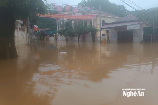 Bản làng miền Tây ngập nặng sau lũ, giao thông chia cắt, nhiều nơi mất liên lạc