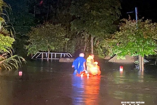 Người dân miền Tây Nghệ An xuyên đêm lên núi tìm nơi tránh lũ, lực lượng địa phương họp khẩn giữa đêm, dầm mưa di dời dân