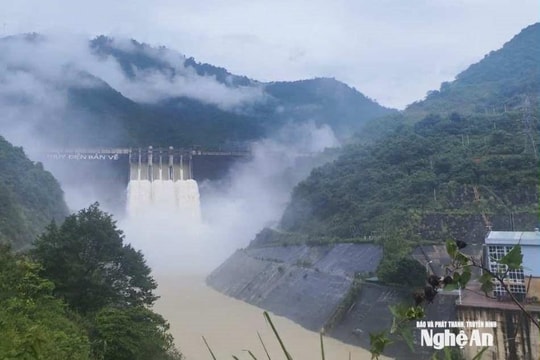 Thủy điện Bản Vẽ cắt, giảm lũ với lưu lượng kỷ lục, tỉnh Nghệ An ban hành thông báo khẩn