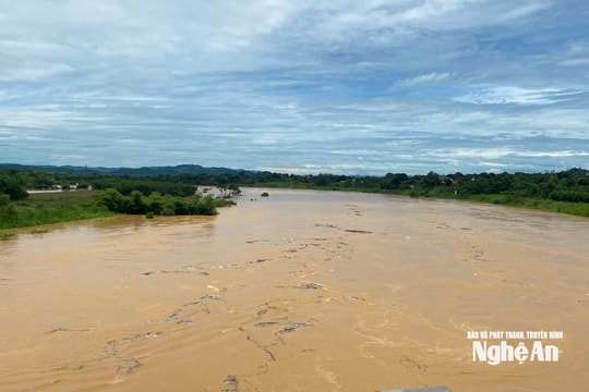 Nước sông Hiếu dâng cao, người dân chủ động kê cao đồ đạc, chuẩn bị thuyền ứng phó lũ