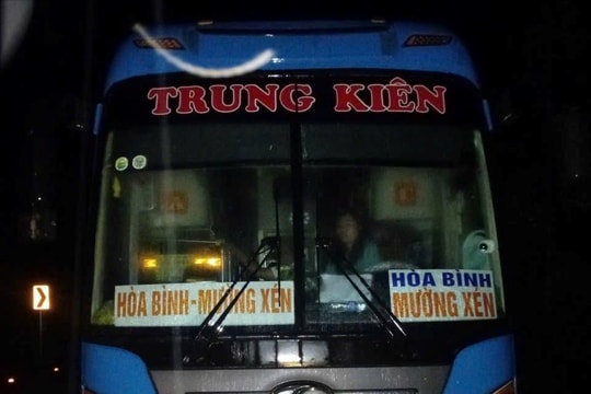 Mắc kẹt giữa điểm ngập lũ ở miền Tây Nghệ An, một nhà xe phát tín hiệu cầu cứu