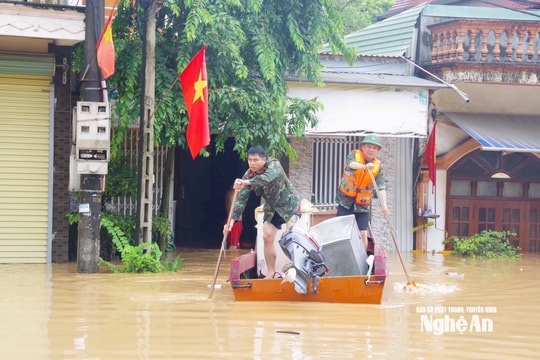 Lực lượng vũ trang ứng trực 24/24h, khẩn trương hỗ trợ sơ tán dân vùng lũ miền Tây Nghệ An