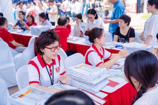 Điểm sàn đại học 2025: Nhiều ngành HOT tụt dốc, chưa đến 5 điểm/môn thi