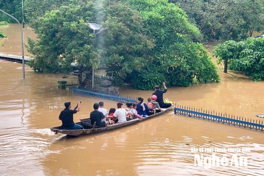 Trung tâm y tế Tương Dương ngập nặng, sơ tán khẩn cấp 140 bệnh nhân bằng thuyền