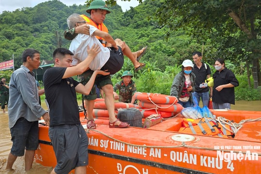 Bộ Chỉ huy Quân sự tỉnh điều xuồng đưa bệnh nhân cấp cứu đến Bệnh viện Đa khoa Khu vực Tây Nam