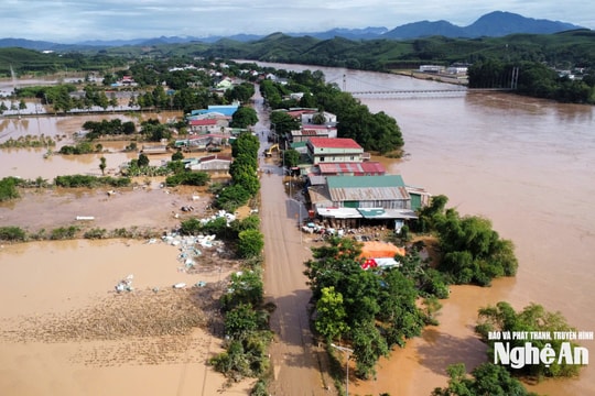 Eo Vực Bồng, cầu Khe Dún trên Quốc lộ 7 nước rút dần, xe đã có thể lưu thông; người dân Con Cuông tích cực khắc phục hậu quả bão lũ