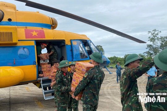 Chuyến hàng cứu trợ thứ 3 từ trực thăng của Bộ Quốc phòng về với người dân bản Chắn, xã Tương Dương