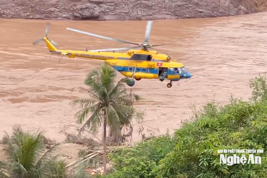 Đồng bào Mỹ Lý vỡ oà niềm vui đón hàng cứu trợ từ máy bay trực thăng