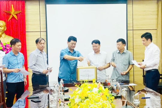 Ủy ban Kiểm tra Tỉnh ủy Nghệ An quyên góp hỗ trợ đồng bào khắc phục hậu quả thiên tai