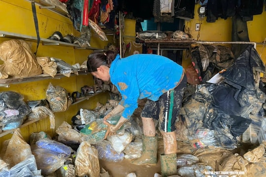 Ngôi chợ sầm uất miền Tây Nghệ An ngập bùn đất sau lũ, bà con tiểu thương trắng tay