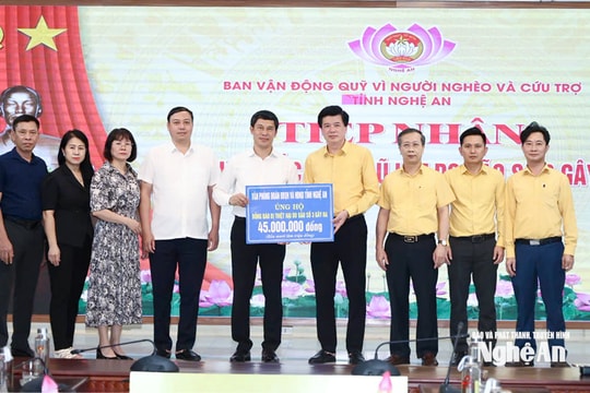 Trong 2 ngày, hơn 20.000 tổ chức, cá nhân ủng hộ hơn 13,5 tỷ đồng hỗ trợ người dân miền Tây Nghệ An khắc phục hậu quả bão lũ