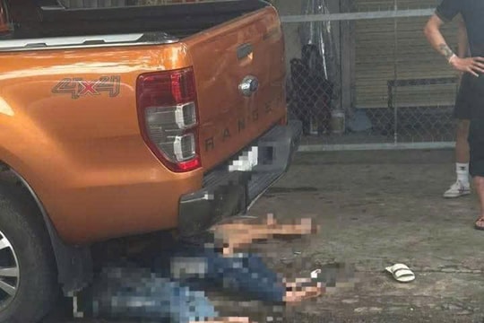 Va chạm xe ô tô đậu bên đường, 3 nam thanh niên nguy kịch