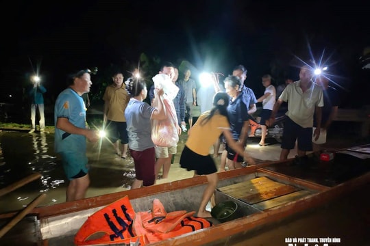 Cán bộ trực tiếp có mặt tại cơ sở, cùng người dân ven sông Lam trắng đêm ứng phó lũ dữ