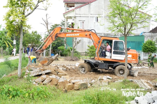 Nghệ An: Thi hành án dân sự tỉnh cưỡng chế tháo dỡ bờ rào để chia đất cho anh em trong một nhà