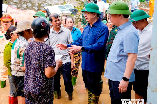 Phó Thủ tướng Chính phủ Mai Văn Chính thăm hỏi, động viên người dân vùng lũ Nghệ An