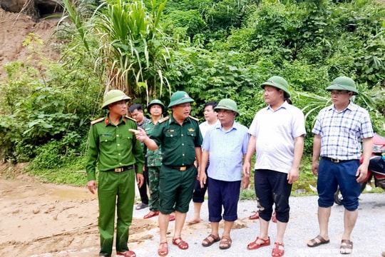 Đồng chí Nguyễn Văn Đệ - Phó Chủ tịch UBND tỉnh Nghệ An kiểm tra tình hình khắc phục mưa lũ tại các xã biên giới