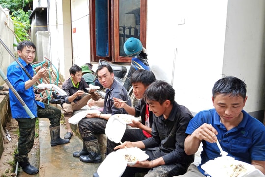 Tiểu thương xã Mường Xén nấu hàng trăm suất cơm miễn phí ủng hộ người dân và lực lượng tham gia khắc phục hậu quả mưa lũ