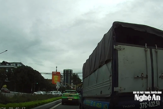 Xe tải biển trắng vượt sai luật trên đại lộ Lê Nin, gây nguy hiểm cho phương tiện phía sau