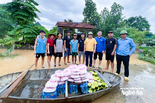 Những suất cơm ấm nóng đầu tiên tiếp sức cho người dân vùng lũ Nghệ An