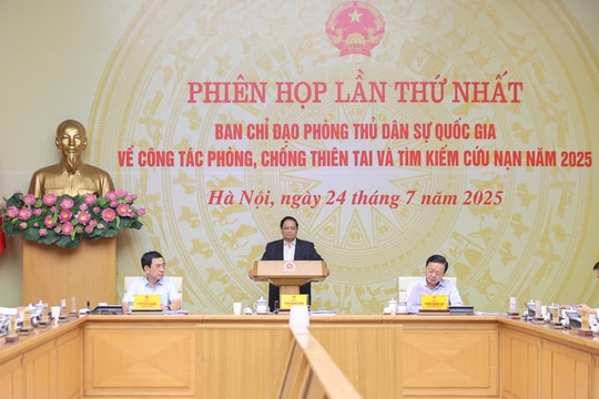 Thủ tướng Chính phủ Phạm Minh Chính chia sẻ sự mất mát, thiệt hại to lớn của Nhân dân các xã miền núi Nghệ An đang phải gánh chịu cơn lũ lớn nhất từ trước đến nay